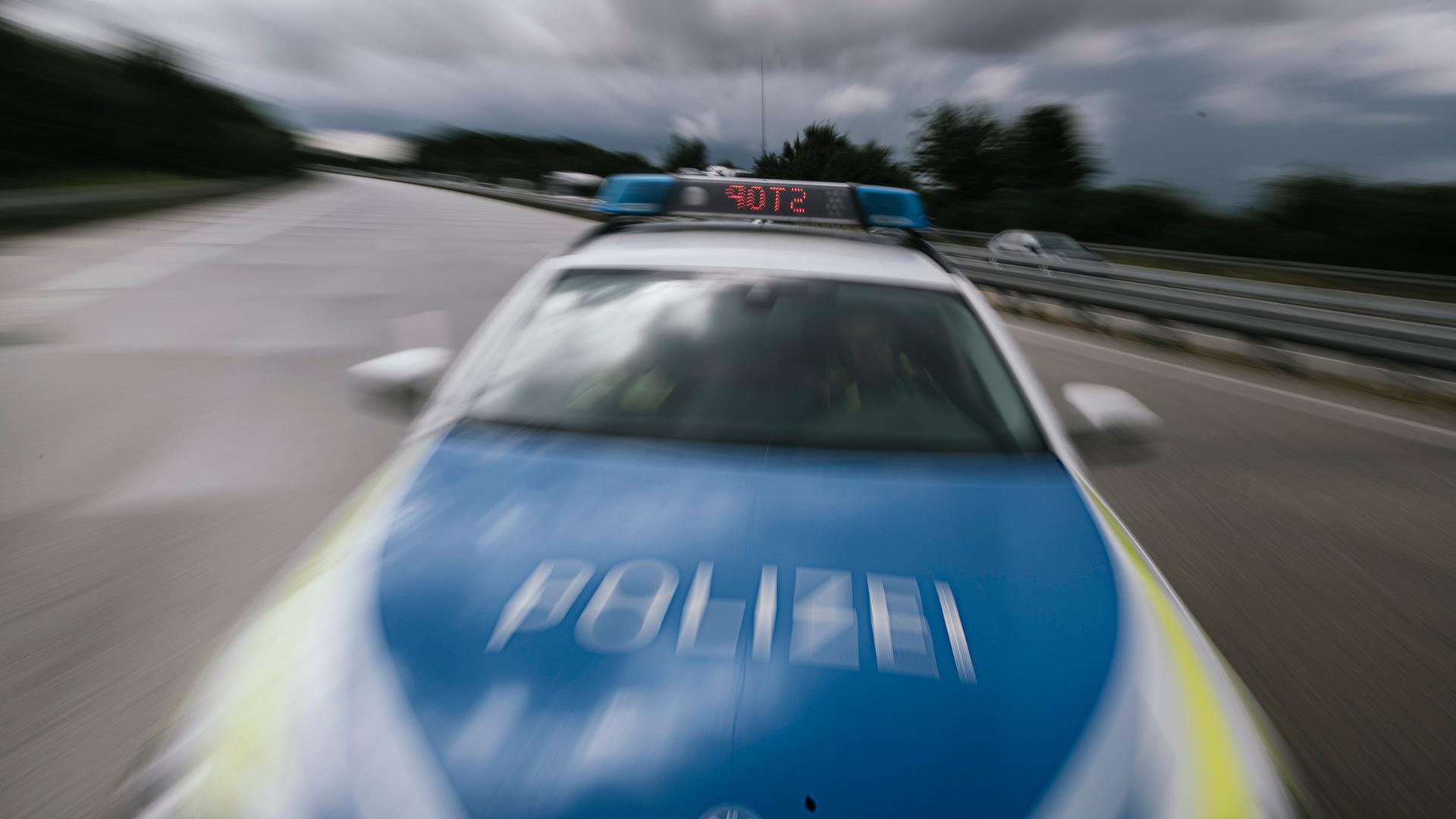 Das Leuchtband eines Streifenwagens warnt vor einem Stau. | Julius Matuschik