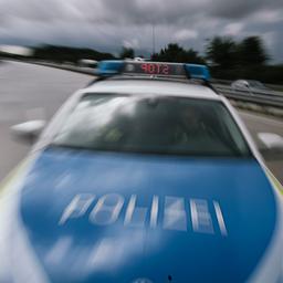 Das Leuchtband eines Streifenwagens warnt vor einem Stau.