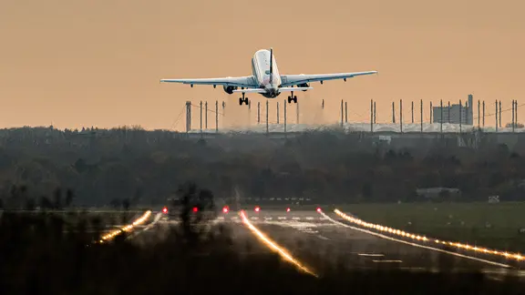 Ein Flugzeug startet am Flughafen Hamburg. | picture alliance/dpa, Daniel Reinhardt Ein Flugzeug startet am Flughafen Hamburg.