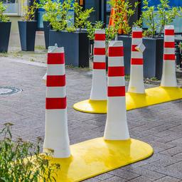 Poller für eine temporäre Straßenabsperrung.