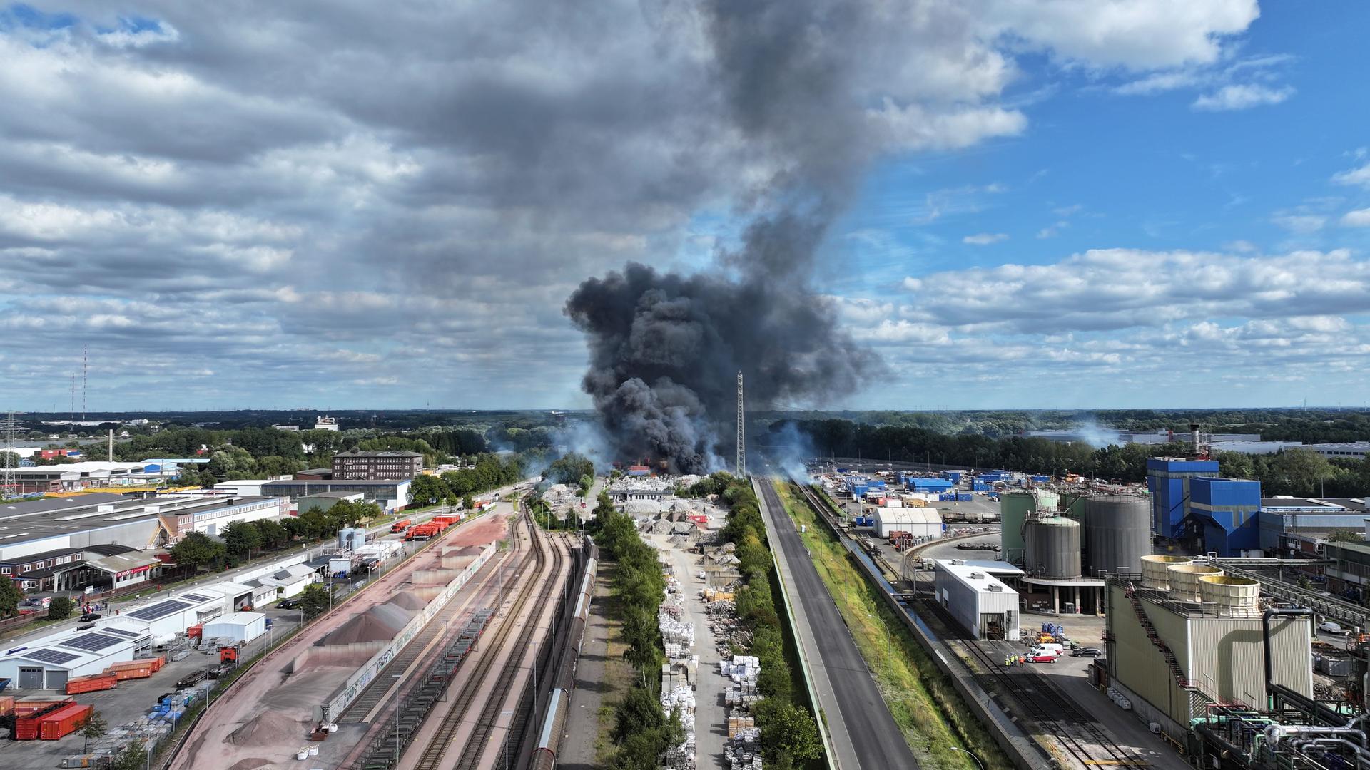 Großbrand und Rauchwolke im Hamburger Süden – A1 gesperrt
