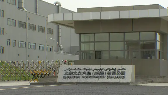 Eingang zum VW-Werk in Urumqi in der Region Xinjiang. | Screenshot Eingang zum VW-Werk in Urumqi in der Region Xinjiang.