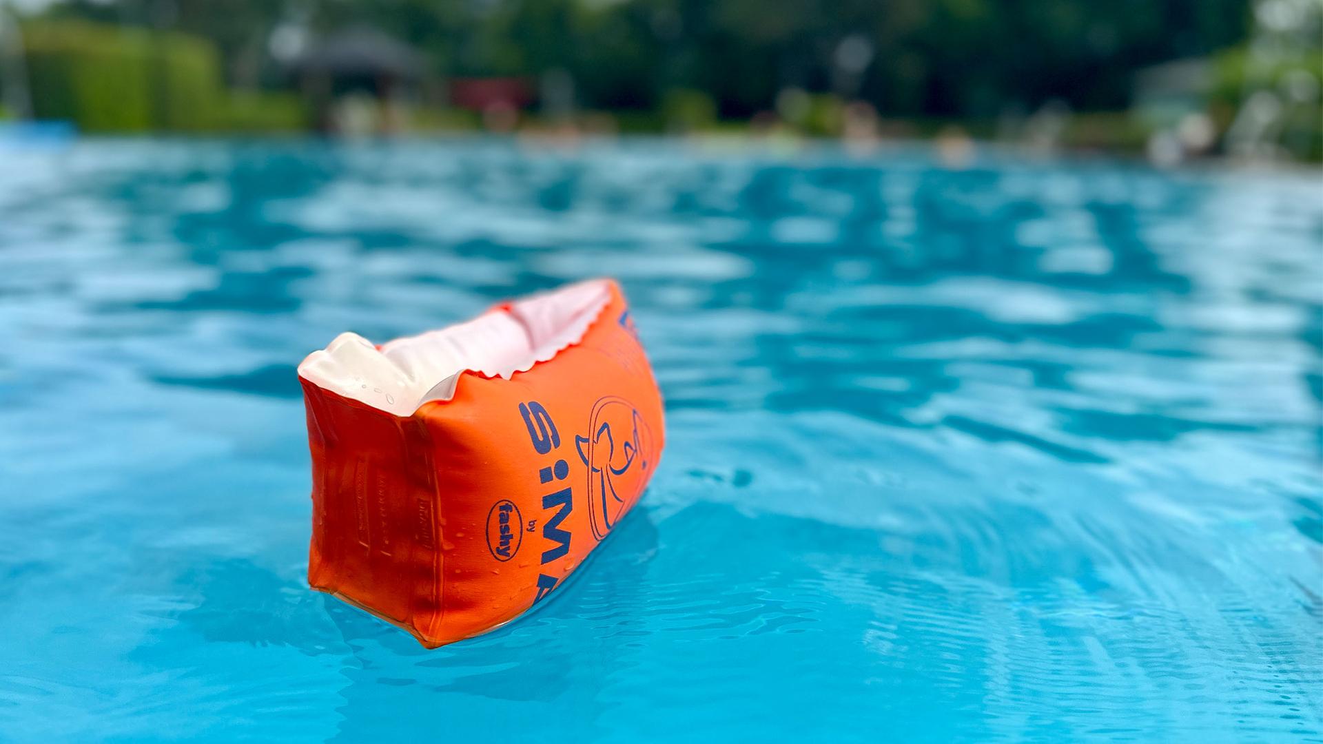 Ein Schwimmflügel schwimmt in einem Freibad. | NDR, Hauke Bülow