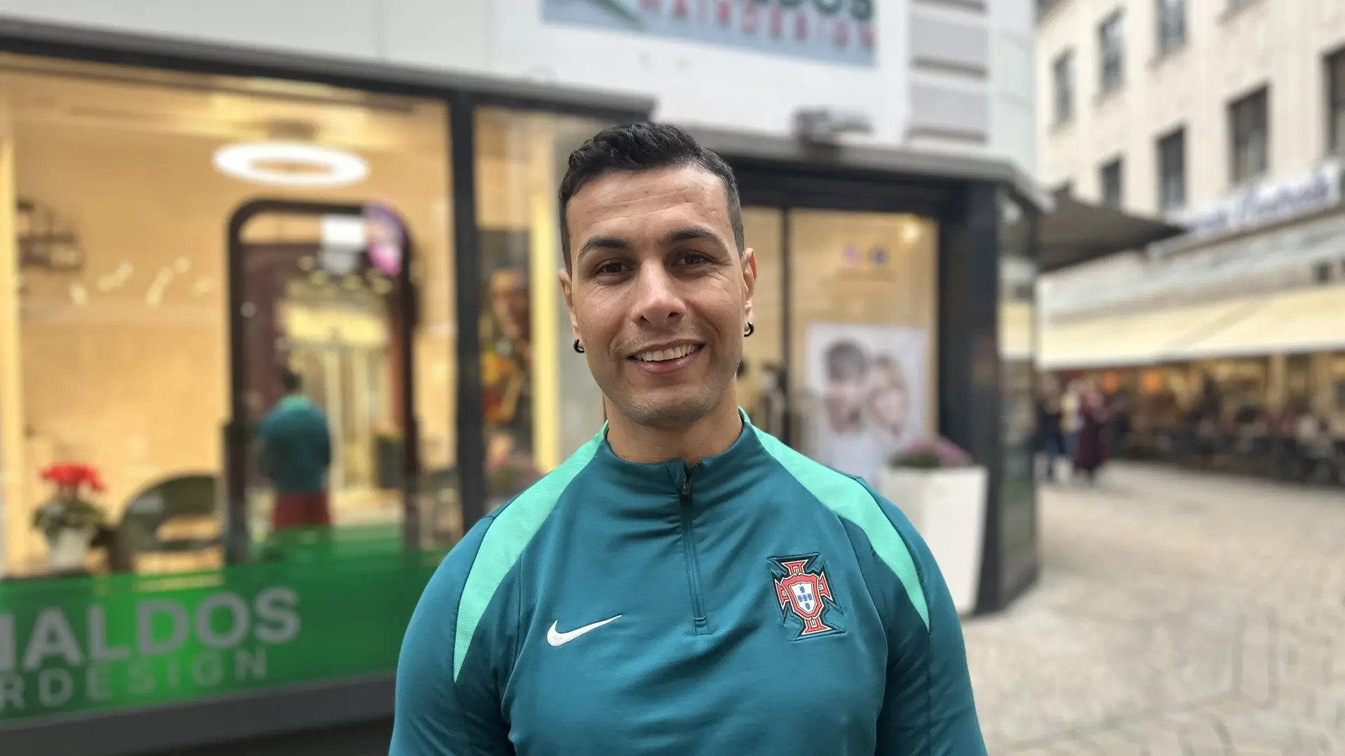 Momo Ronaldo - Vom Flüchtling zum Friseurmeister und TikTok-Star