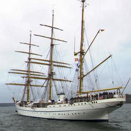 Das Segelschulschiff "Gorch Fock" verlässt den Kieler Hafen.