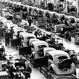 Fabrikhalle von VW in Wolfsburg 1954.