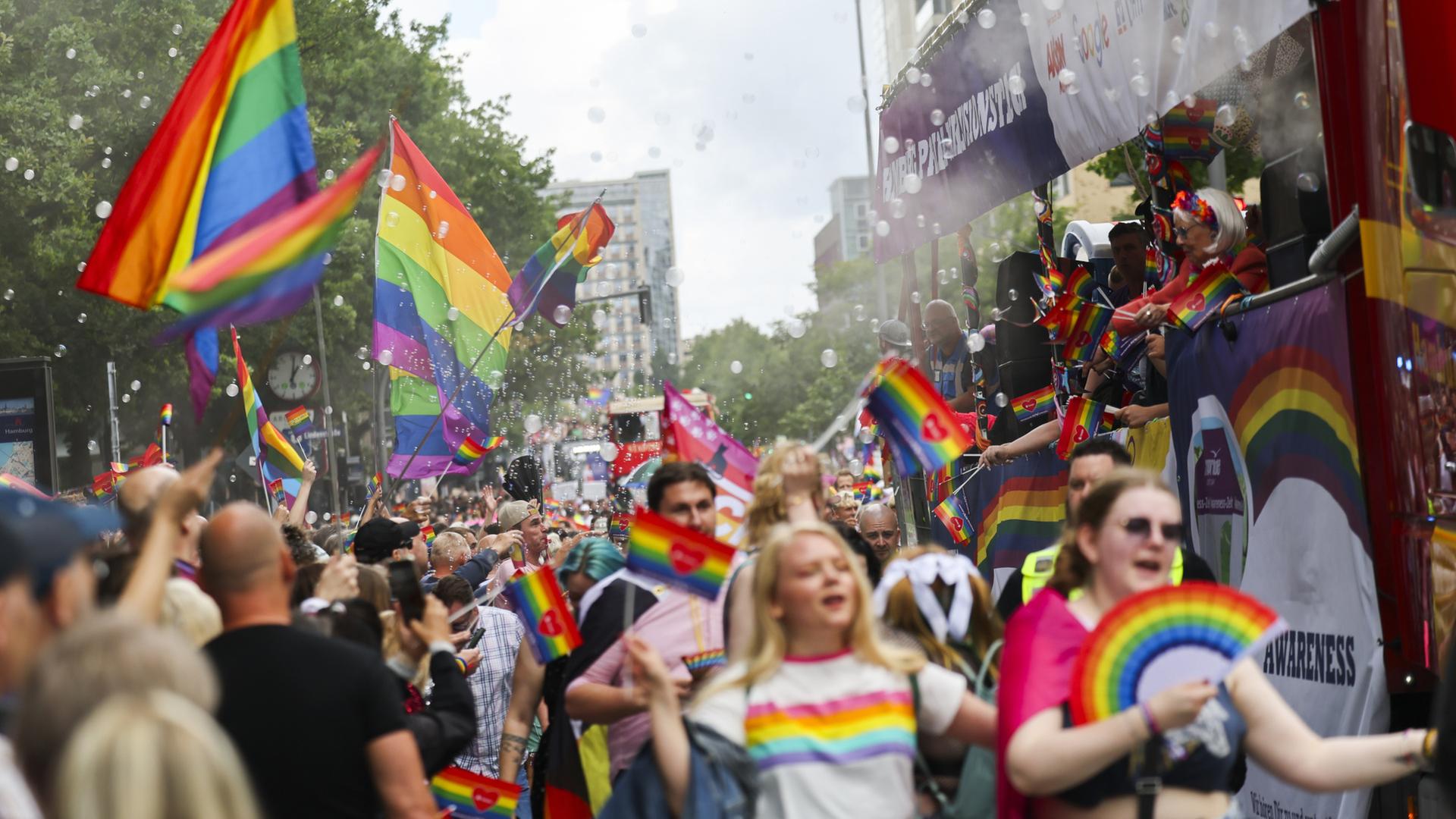 CSD-Demo: 260.000 Menschen feiern in Hamburg