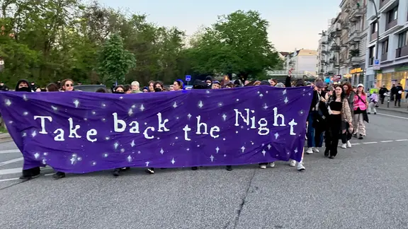 Rund 1.200 Demonstrantinnen ziehen bei einer Demonstration mit dem Motto "Take back the Night" am Vorabend des 1. Mai durchs Hamburger Schanzenviertel
