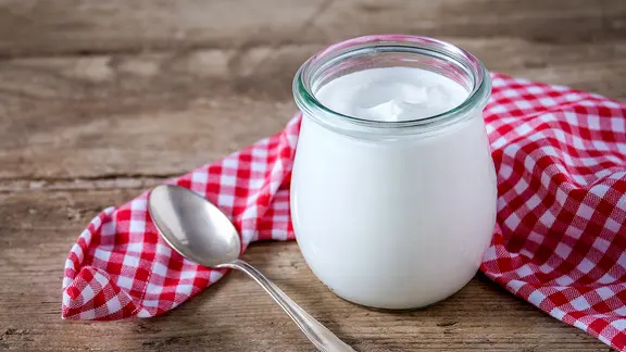 Naturjoghurt im Glas serviert