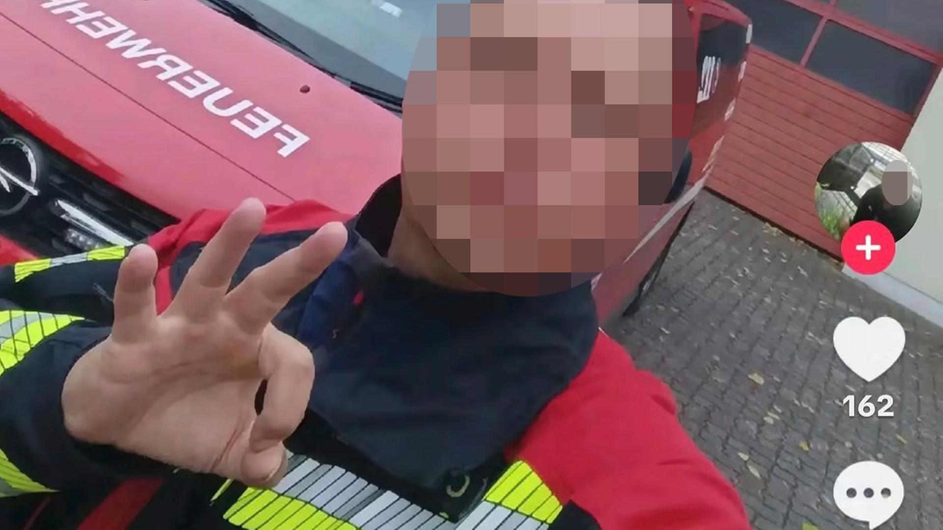 Feuerwehrmann wegen rechtsextremer Symbolik in der Kritik