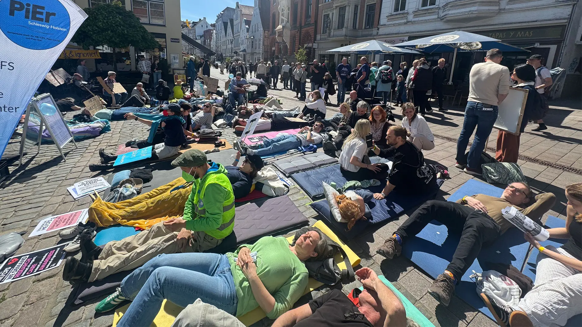ME/CFS: Liegend-Demo macht Chronisches Fatigue-Syndrom sichtbar