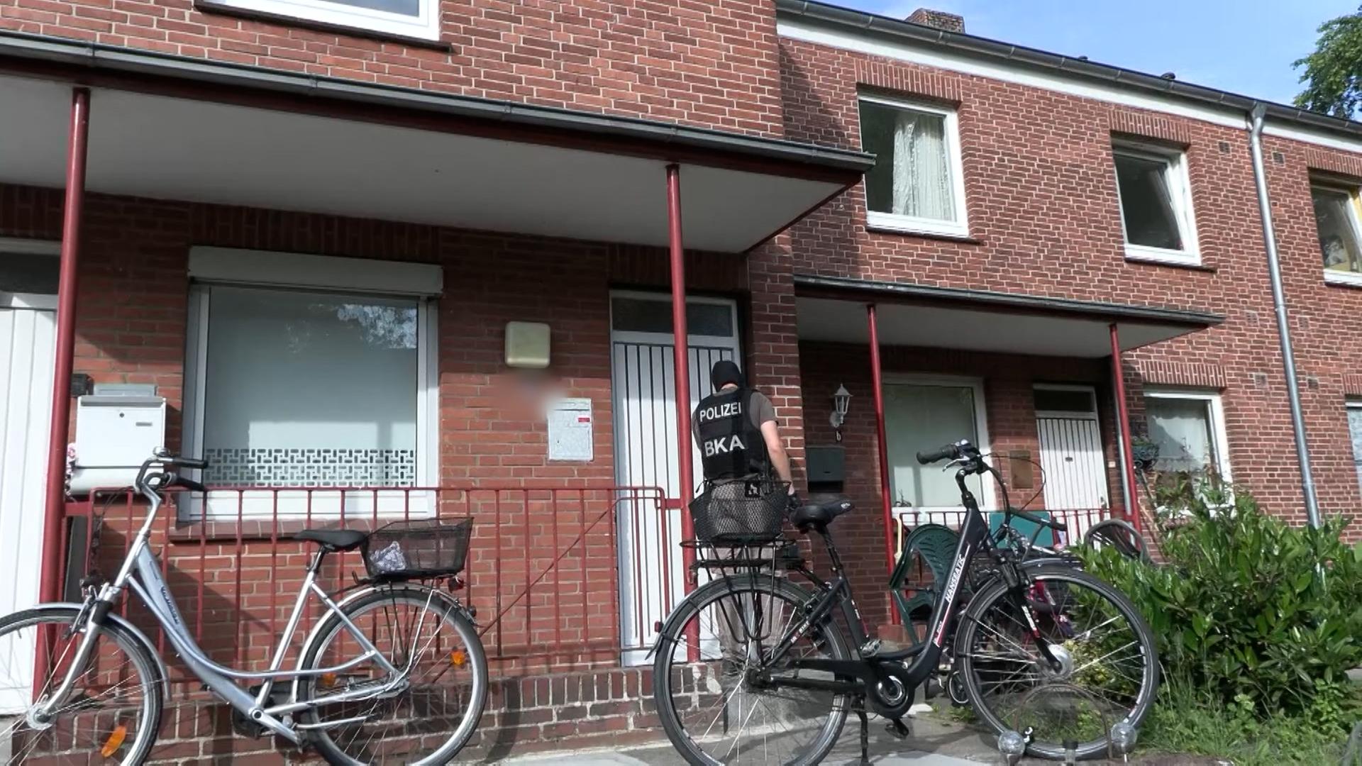 Ein Beamter des Bundeskriminalamts bei einer Durchsuchung in Hamburg-Neuenfelde. | NEWS5/ Sebastian Peters