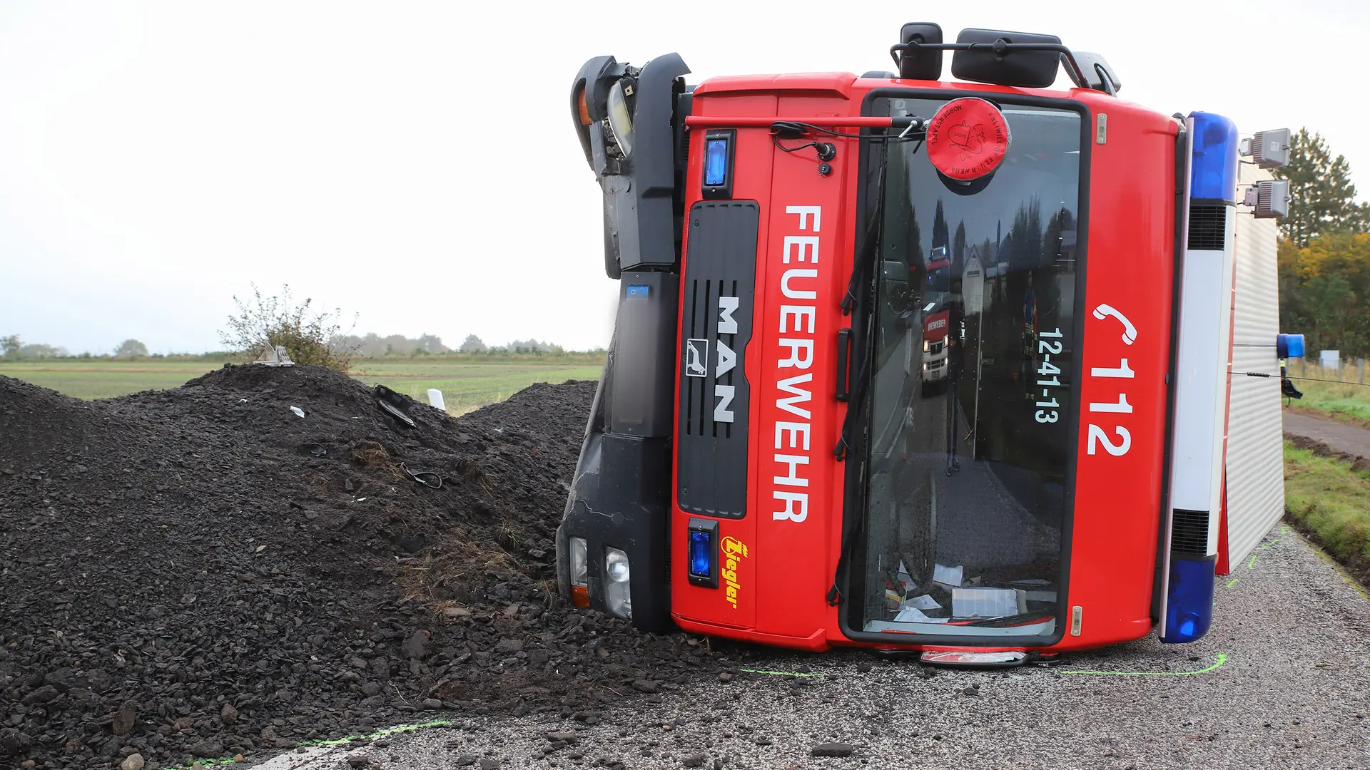 Feuerwehrauto kippt auf B202 um