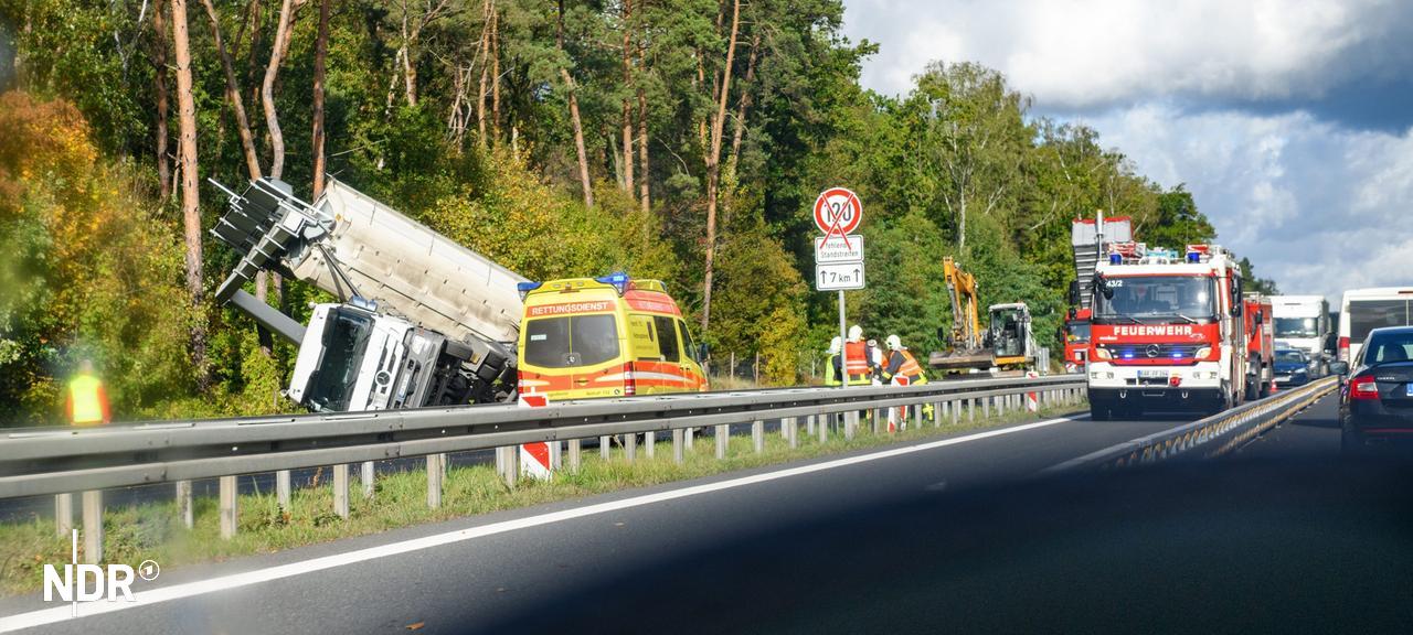 Ein Auto fährt bei Stau auf der Autobahn an einem Unfall vorbei. | picture alliance / dpa-Zentralbild, Hans Wiedl Ein Auto fährt bei Stau auf der Autobahn an einem Unfall vorbei.