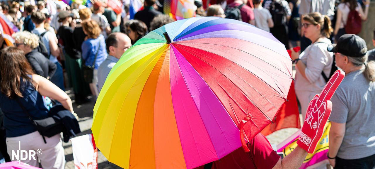 Bunter Regenschirm und Demonstrierende bei der Demo gegen den "Kinderschutzkongress" der AfD in Hannover. | dpa, Michael Matthey Bunter Regenschirm und Demonstrierende bei der Demo gegen den "Kinderschutzkongress" der AfD in Hannover.