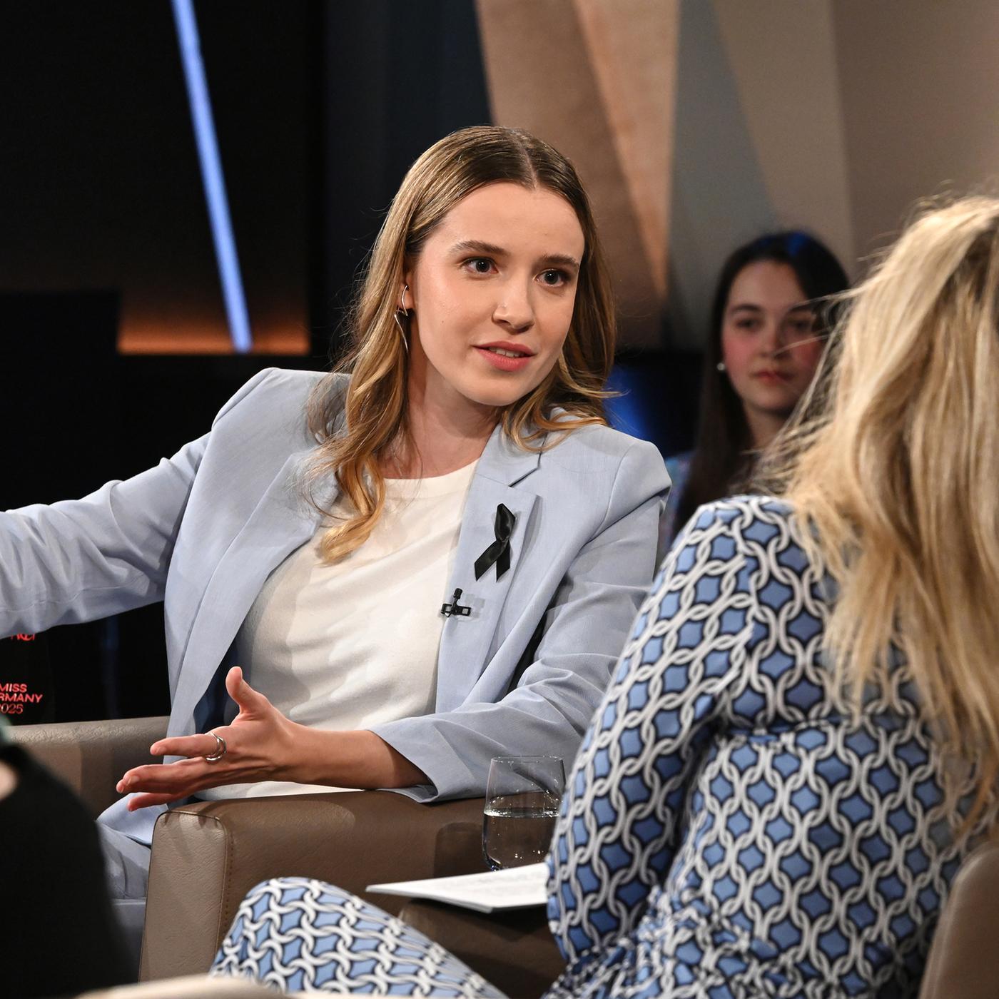 Yalangoch Lara Pulver video Sahnada yalangoch qoshiq aytish