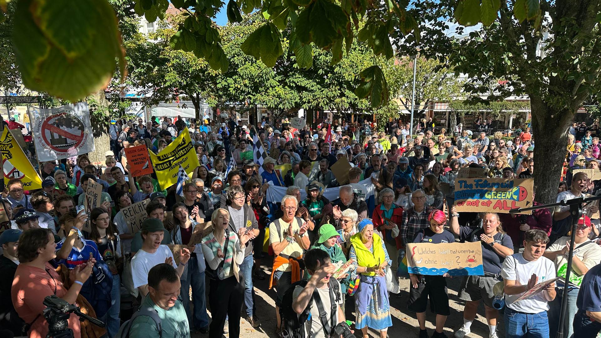 Demo auf Borkum: Teilnehmende demonstrieren gegen die Gasbohrungen vor der Nordseeinsel. | Thees Jagels, NDR
