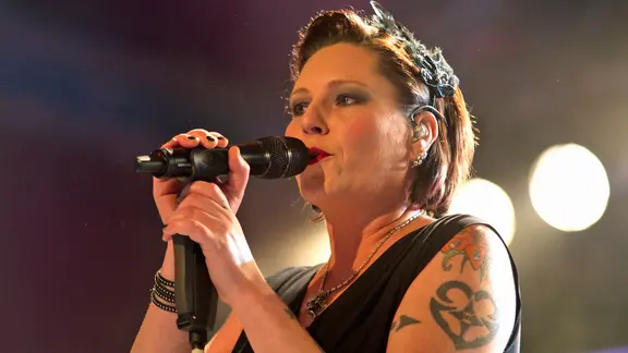 Sängerin Anna R. steht am Mikrofon und singt.