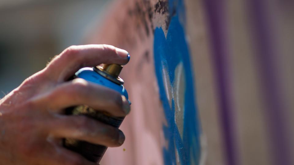 Graffitikünstler Christian Petersen gestaltet seit über 35 Jahren Wände und arbeitet nun an seinem bisher größten Projekt. (Symbolbild) | picture alliance / photothek.de, Kira Hofmann Jemand sprüht mit einer Spraydose ein Graffiti an eine Wand.