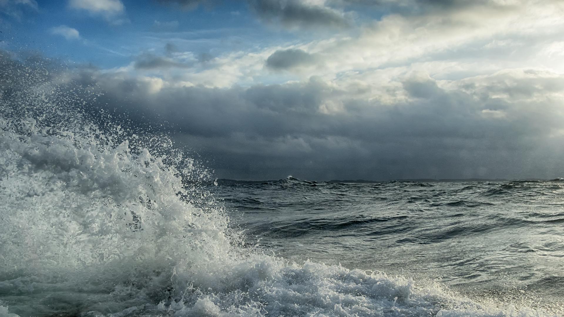 Graue Wolken am Horizont Ã¼ber der Ostsee. | R.Prien/IOW