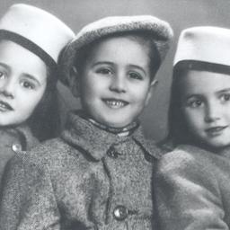 Sergio de Simone mit seinen Cousinen Tatjana und Andra an Sergios sechstem Geburtstag, 29.11.1943.
