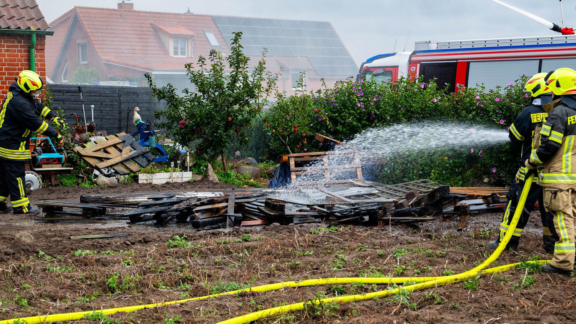 Einsatzkräfte der Feuerwehr löschen einen Palettenbrand in Grammdorf. | Arne Jappe