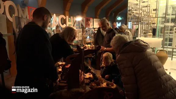 Menschen in einem Museum