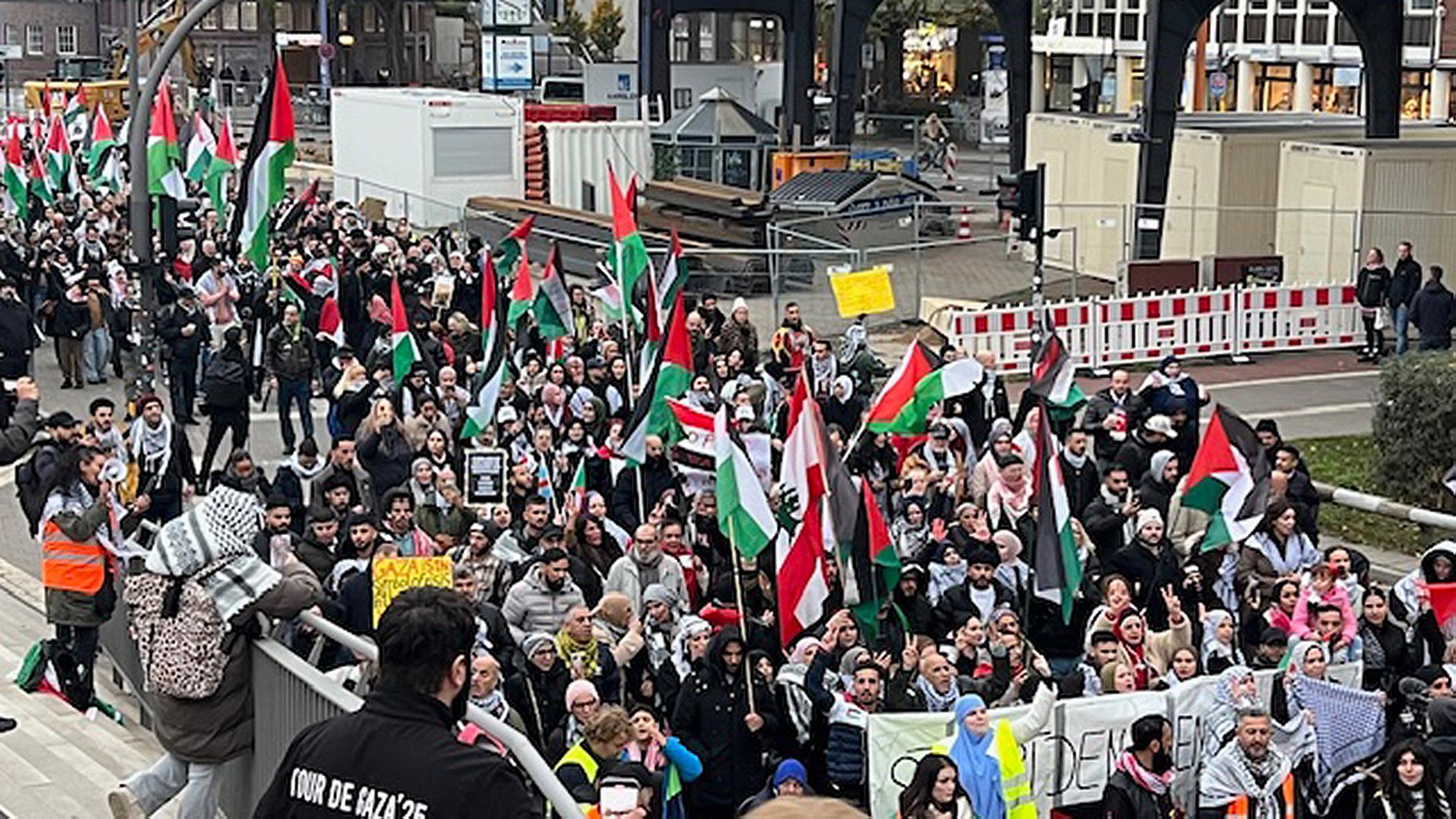 Tausende Menschen ziehen bei zwei Demos durch Hamburg