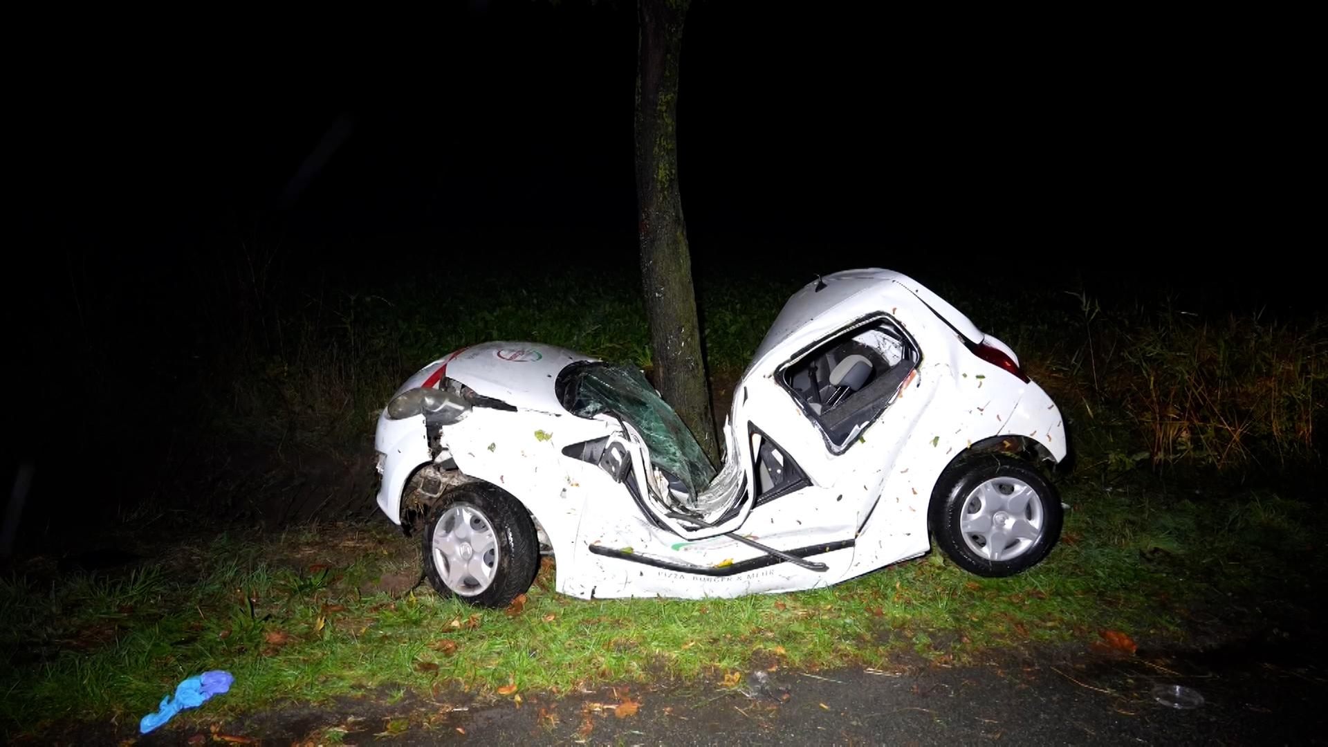 Das stark beschädigte Auto eines Pizza-Lieferdienstes steht an einer Straße in Bruchhausen-Vilsen | Nord-West-Media TV