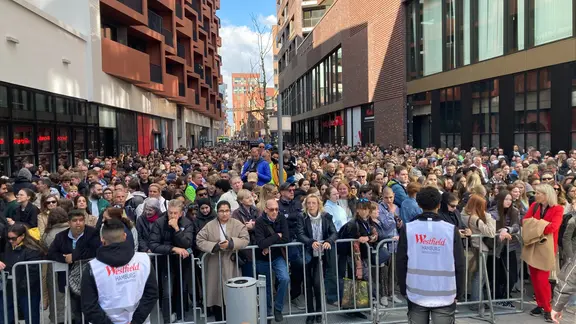 Hunderte warten vor dem neu eröffneten Westfieldcenter in der Hamburger Hafencity.