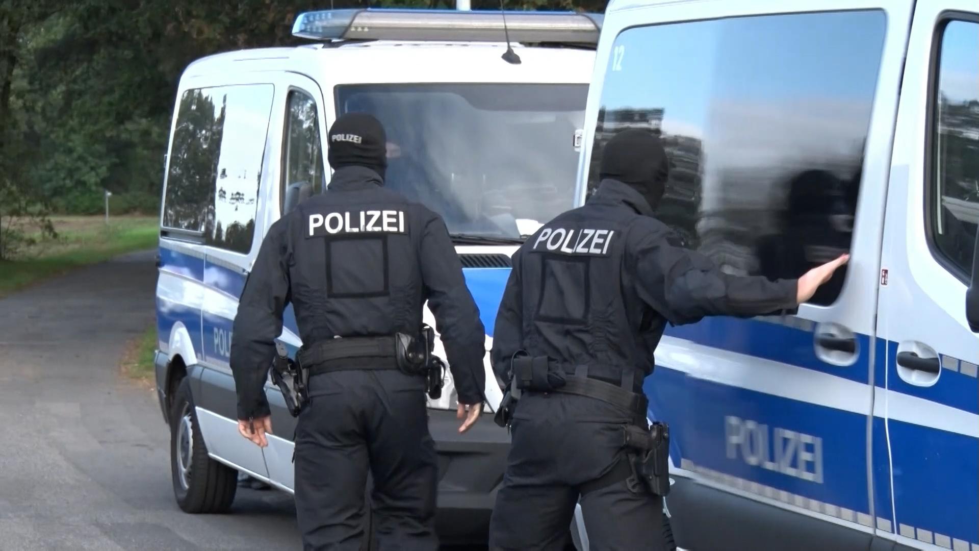 Das Bild zeigt Polizeibeamte beim Einsatz in Meppen. | Nord-West-Media TV