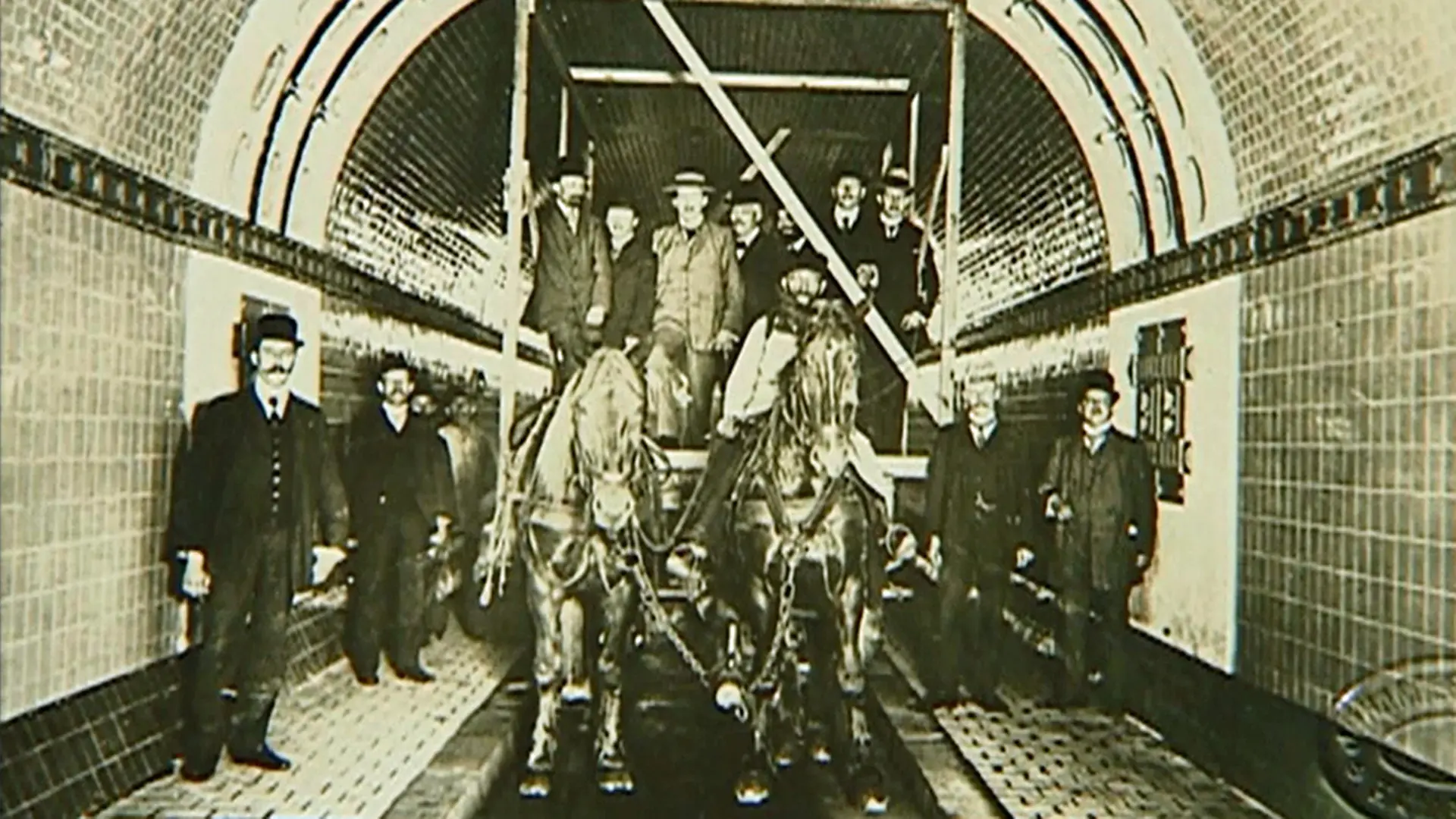 Hamburger Wahrzeichen: Der Alte Elbtunnel von 1911