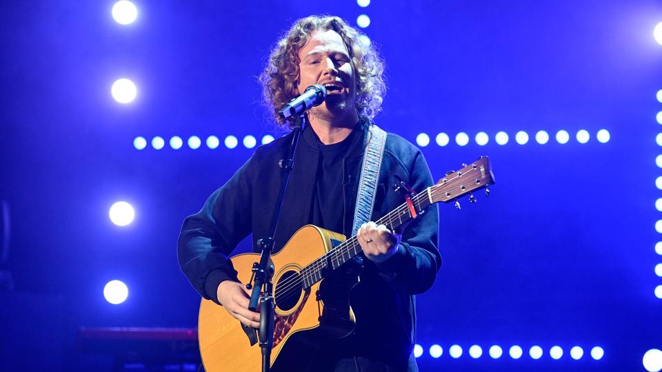 Michael Schulte ist 2025 zu Gast bei der Kieler Woche. | NDR Fernsehen/ Markus Hertrich, Markus Hertrich Der Singer-Songwriter Michael Schulte singt und spielt Gitarre in der NDR Talk Show am 29. September 2023.