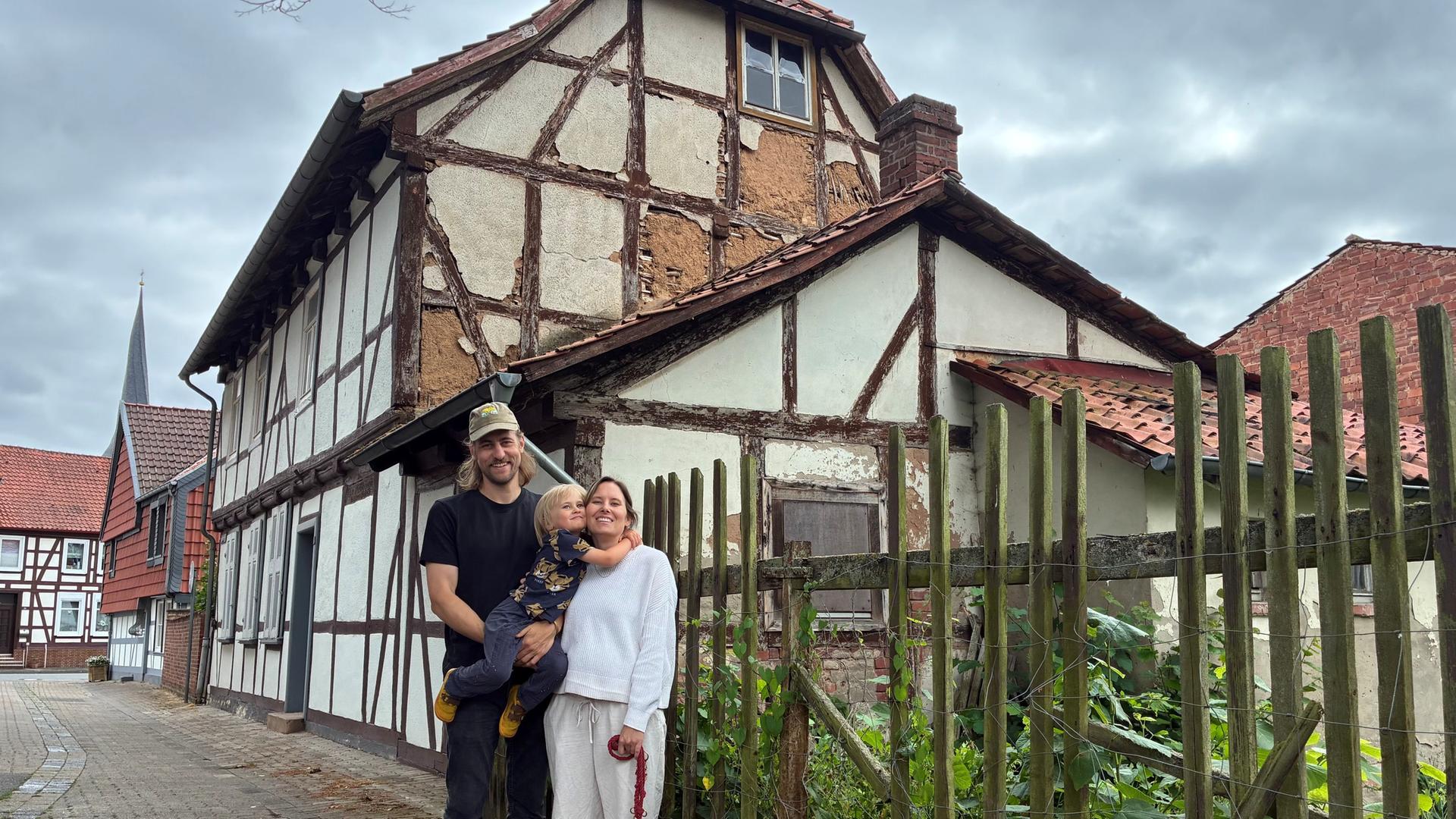 Eine Familie steht vor ihrem Fachwerkhaus in Duderstadt | NDR / Bärbel Wiethoff