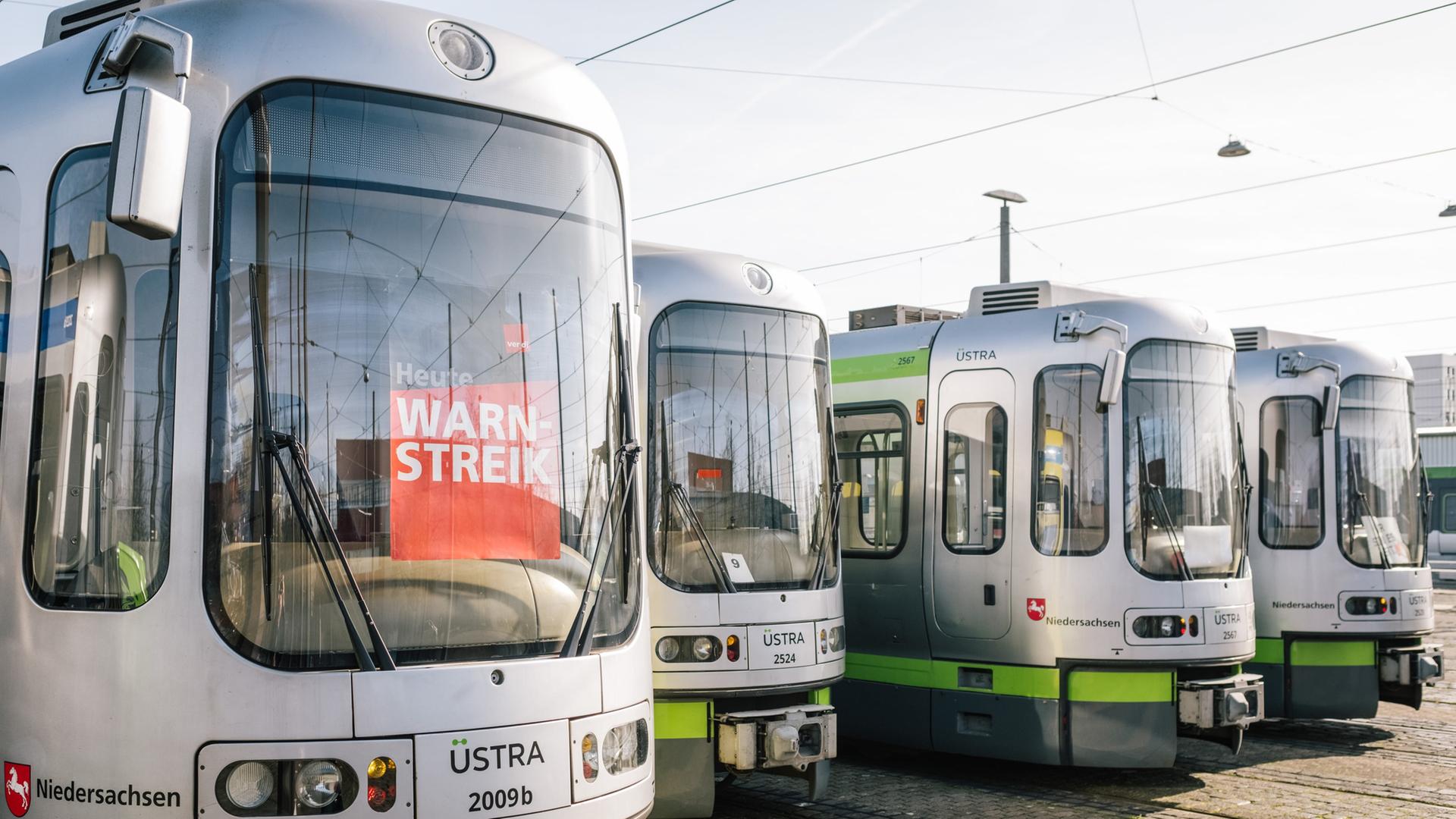Straßenbahnen der Üstra stehen auf einem Betriebshof. | picture alliance/dpa, Ole Spata
