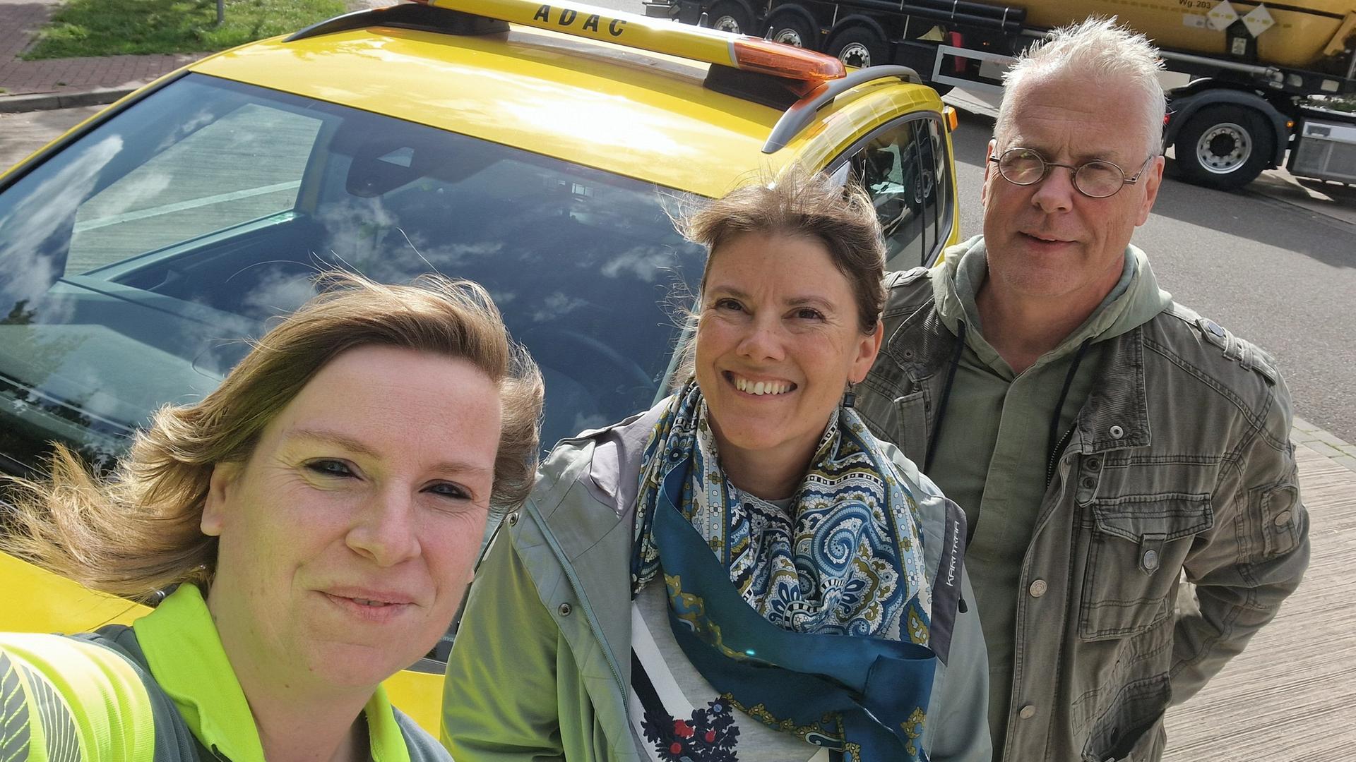 Selfie einer Pannenhelferin mit den Reportern Susanne Tappe und Nicolas Lieven | NDR