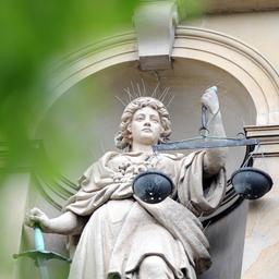 Die Justitia an der Fassade vom Hamburger Strafjustizgebäude am Sievekingplatz.