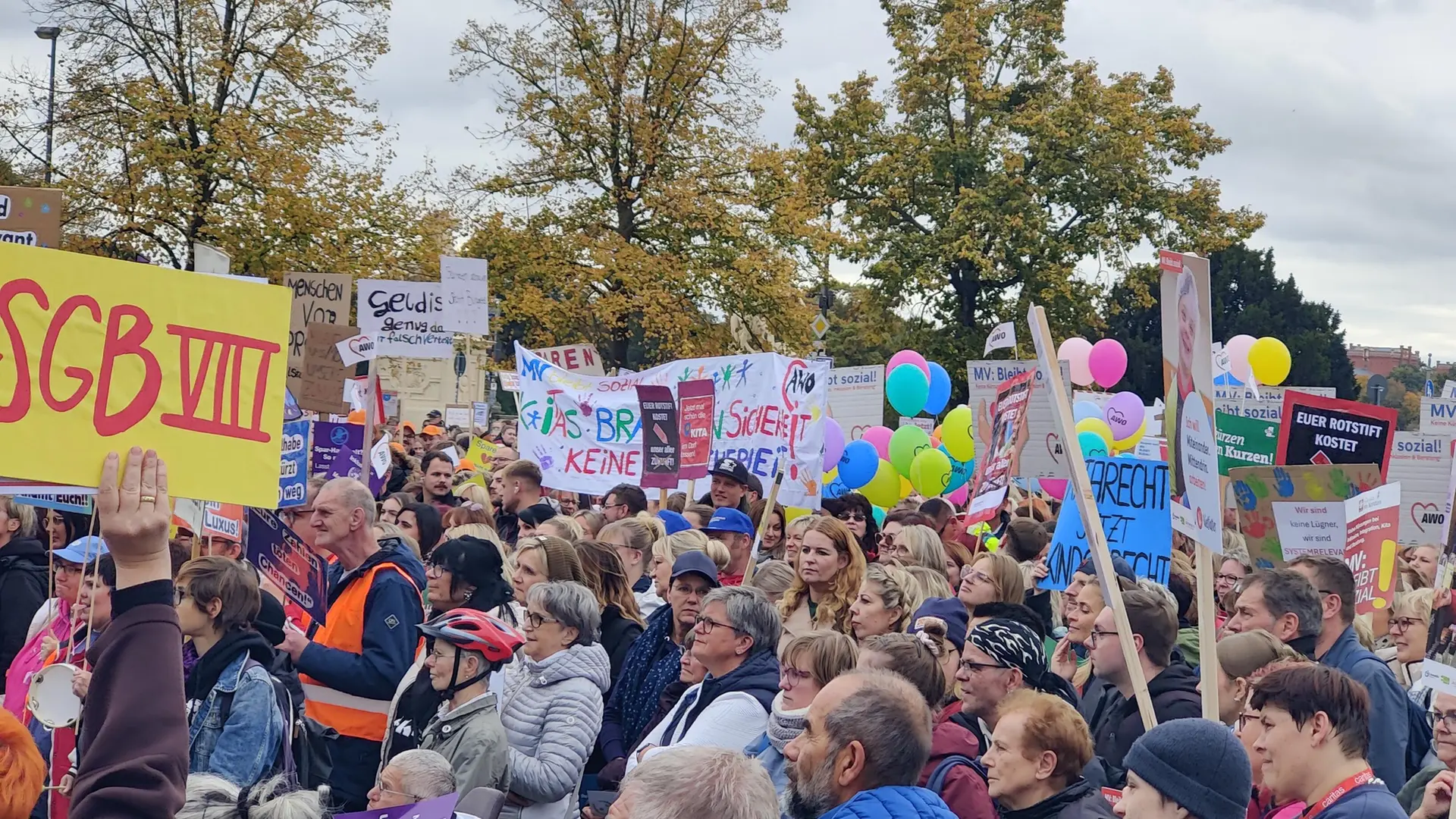 Streit um Kita-Kürzungen: Verbänden und Eltern protestieren in Schwerin
