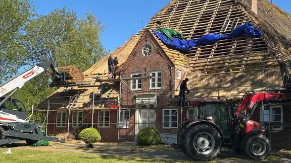 Ein im Bau gebindliches Reetdachhaus