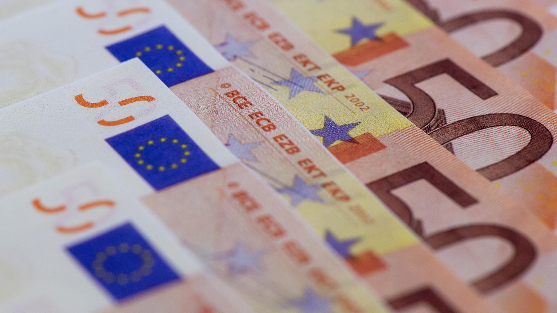 Hagenow: Unbekannte zahlen mehrfach mit Falschgeld