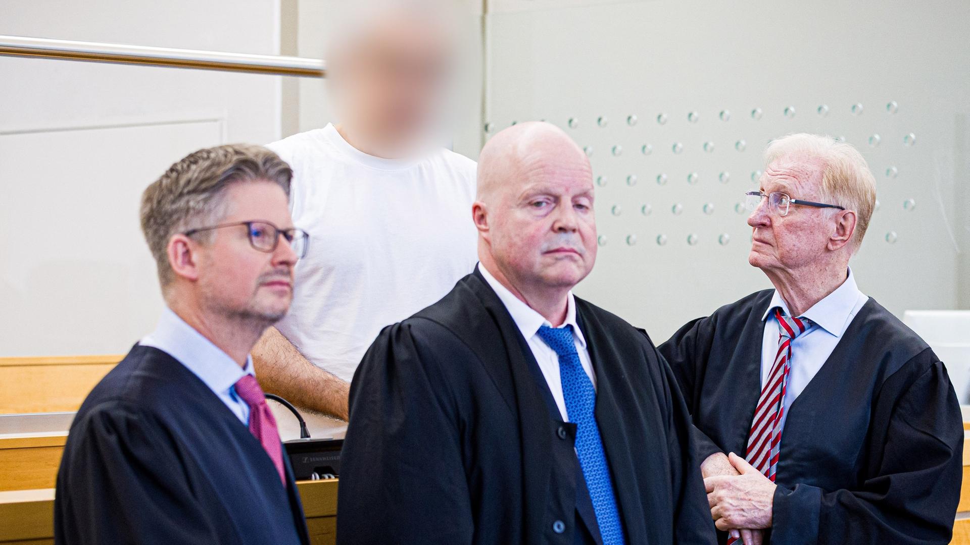 Der angeklagte MHH-Arzt (hinten) steht hinter seinen Verteidigern. | picture alliance/dpa, Moritz Frankenberg
