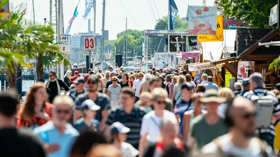 2023 kam es im Bereich zwischen Reventloubrücke und Ostseekai zu dichtem Gedränge, nix ging mehr. Im vergangenen Jahr wurde deshalb eine Einbahnstraßenregelung eingerichtet - so auch in diesem Jahr. | Picture Alliance, Jonas Walzberg Zahlreiche Besucher sind an der Kiellinie zur Kieler Woche unterwegs.