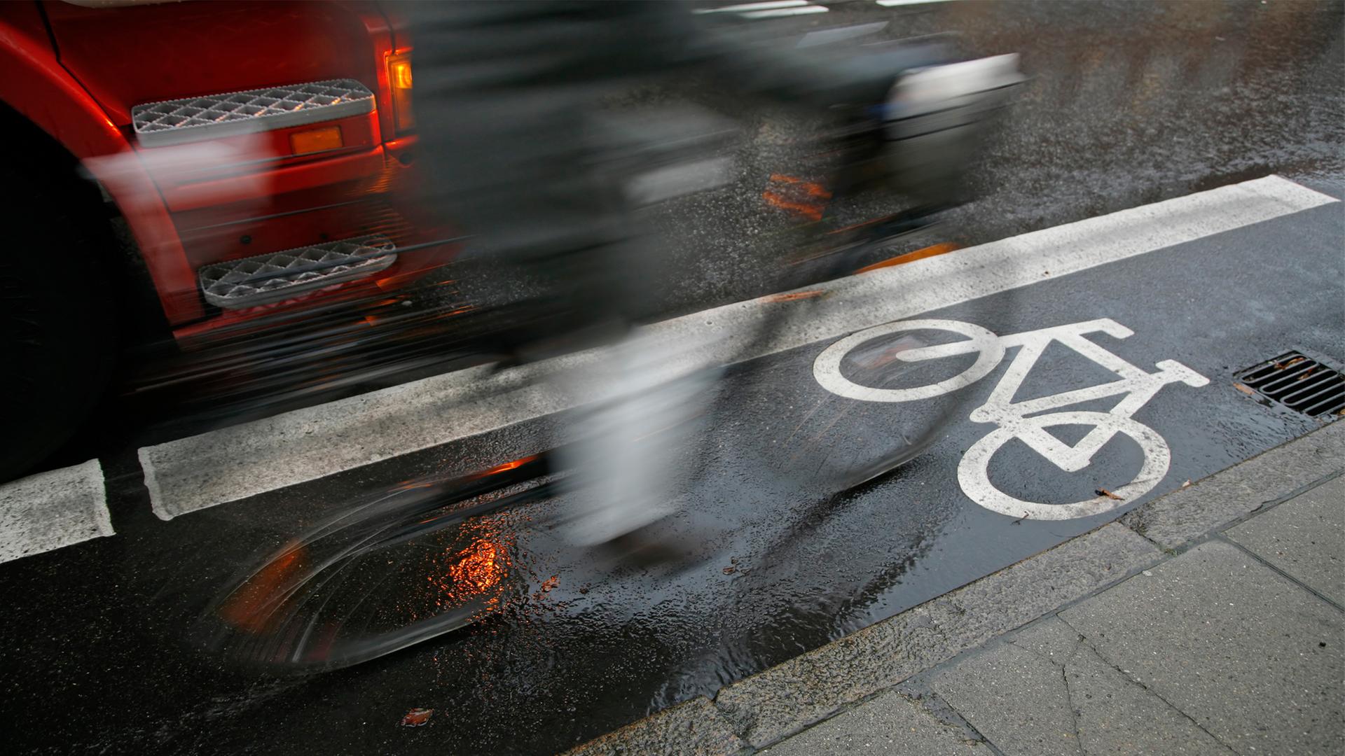 Fahrradfahrer fährt neben einem LKW auf der Fahrradspur | colourbox, Knud Nielsen