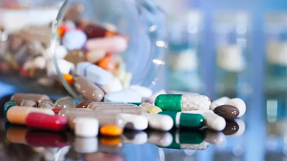Tabletten unterschiedlicher Form und Farbe