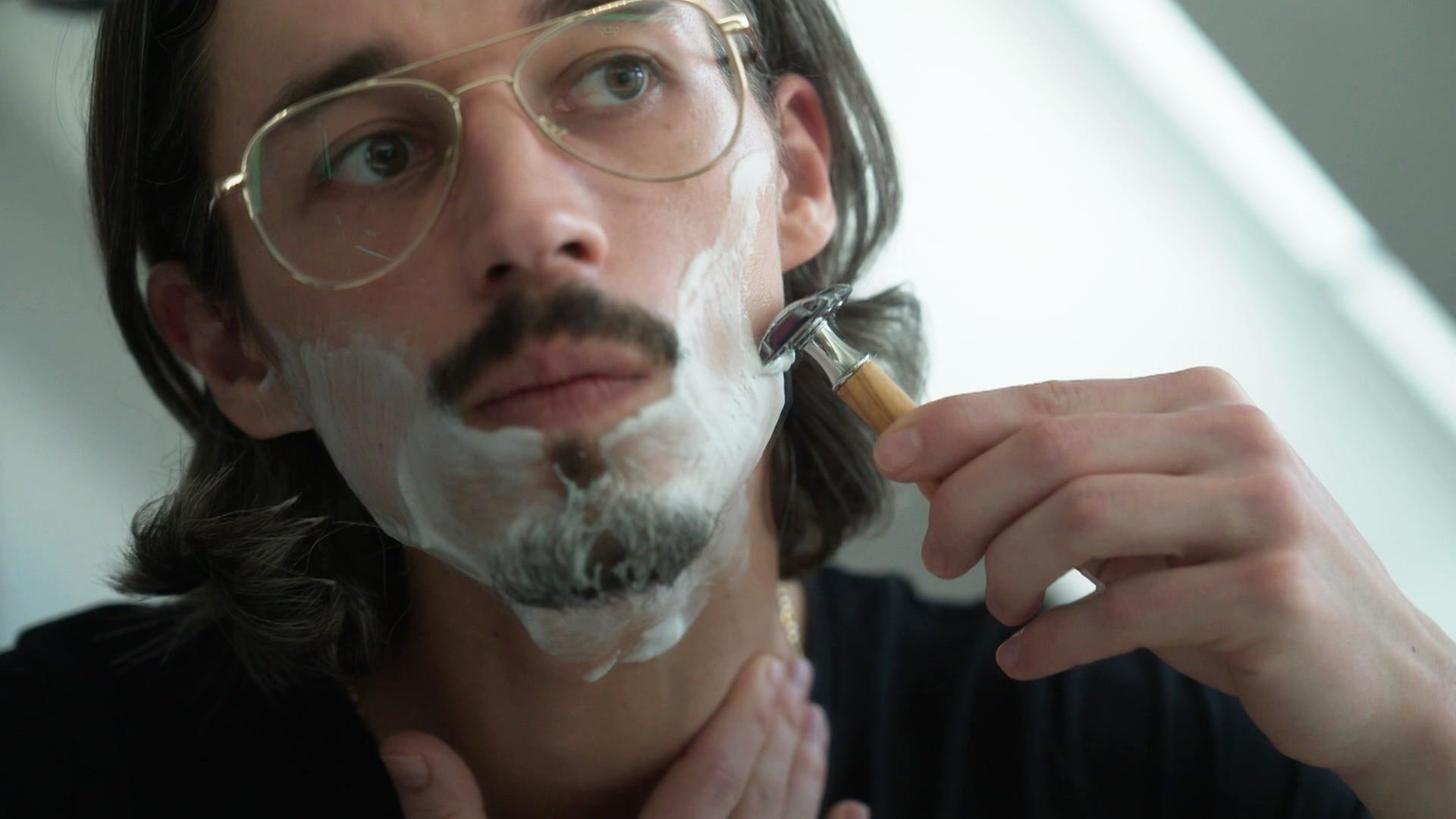 Ein Mann rasiert sich. | Screenshot