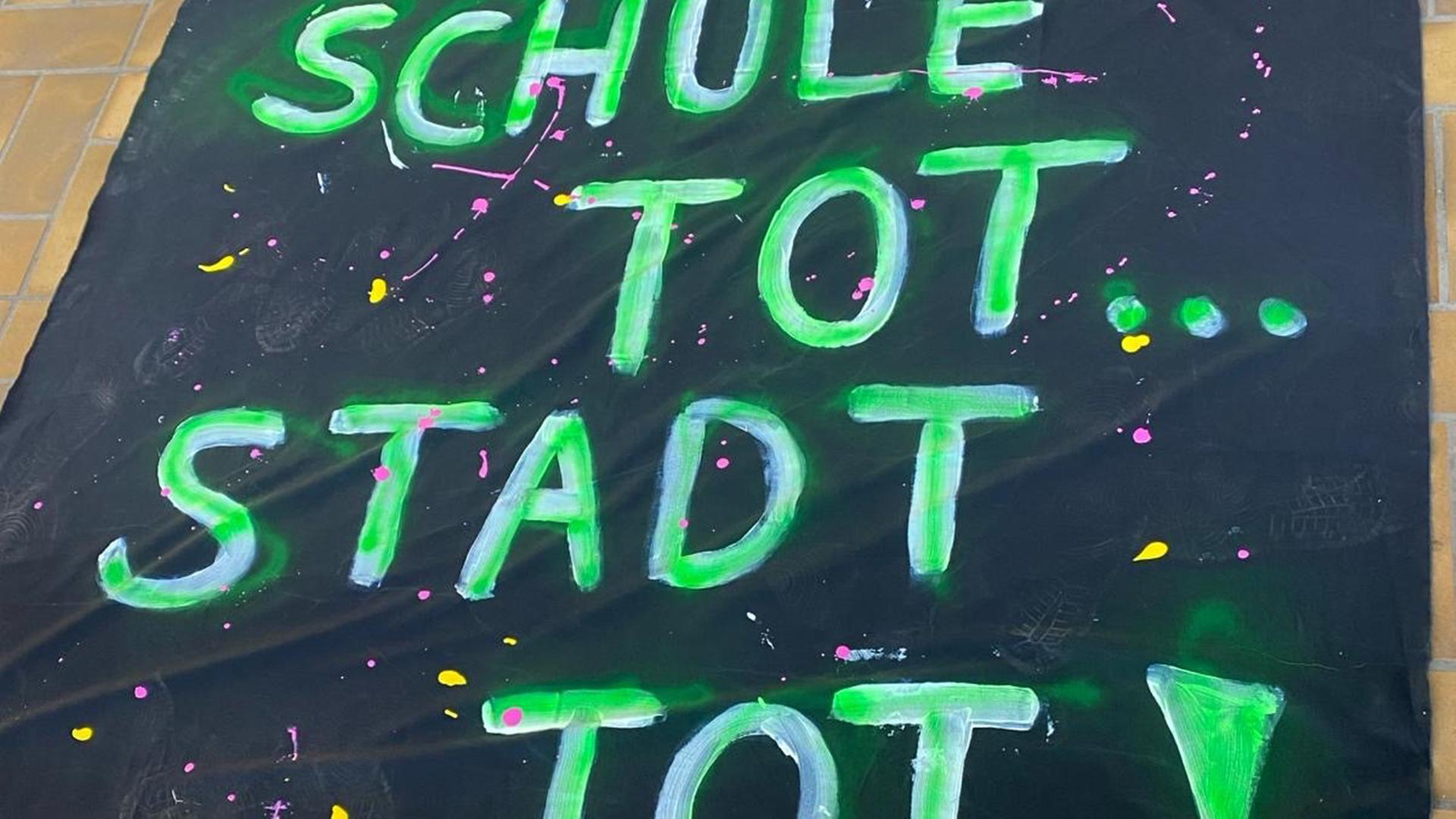Auf einem Demo-Banner steht 