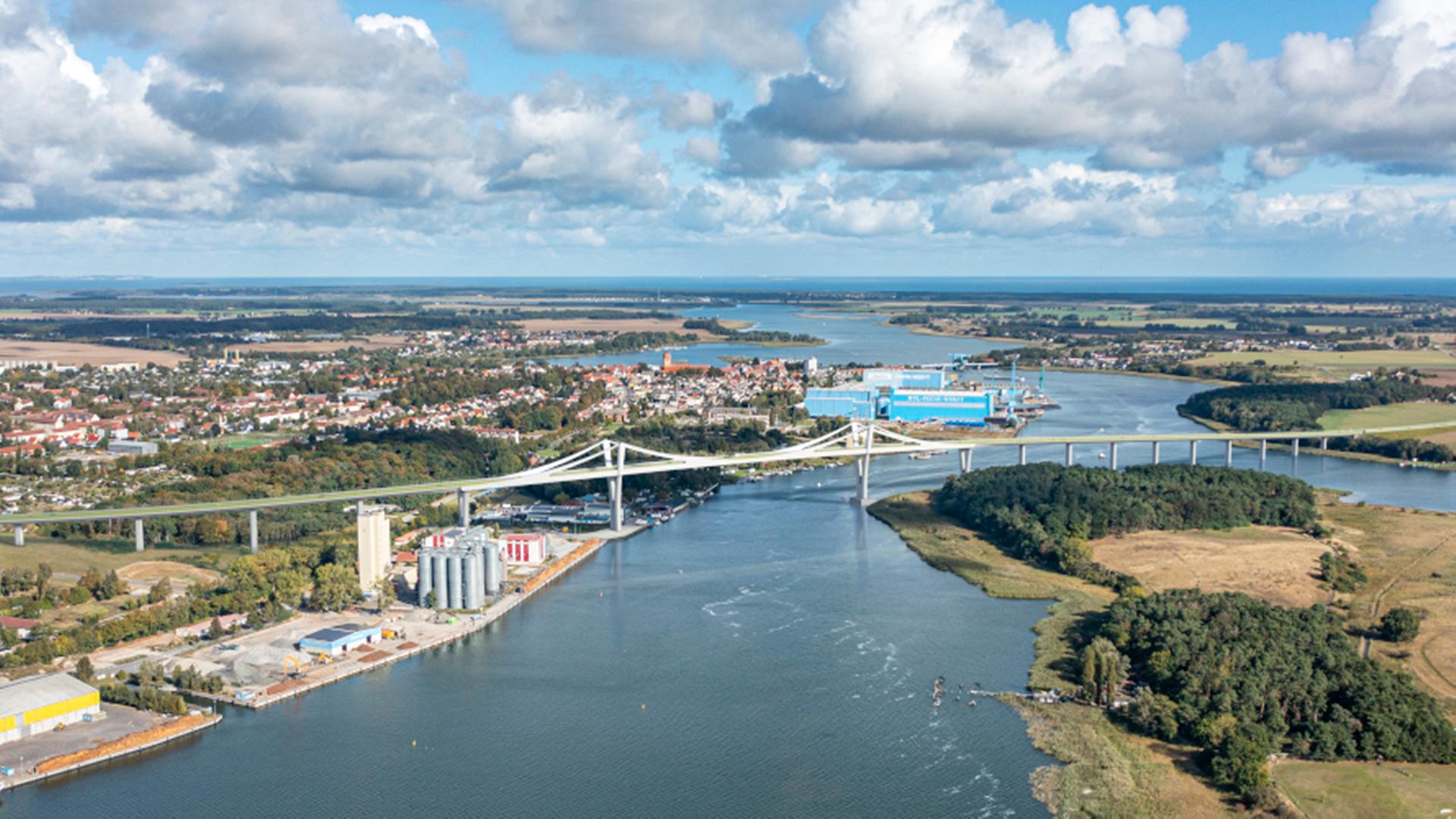 Merz sagt Fertigstellung der Peenebrücke in Wolgast zu