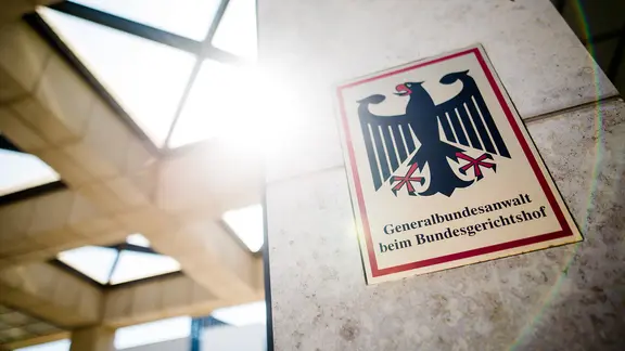 "Generalbundesanwalt beim Bundesgerichtshof" steht auf einem Schild am Eingang zum Gebäude der Bundesanwaltschaft.