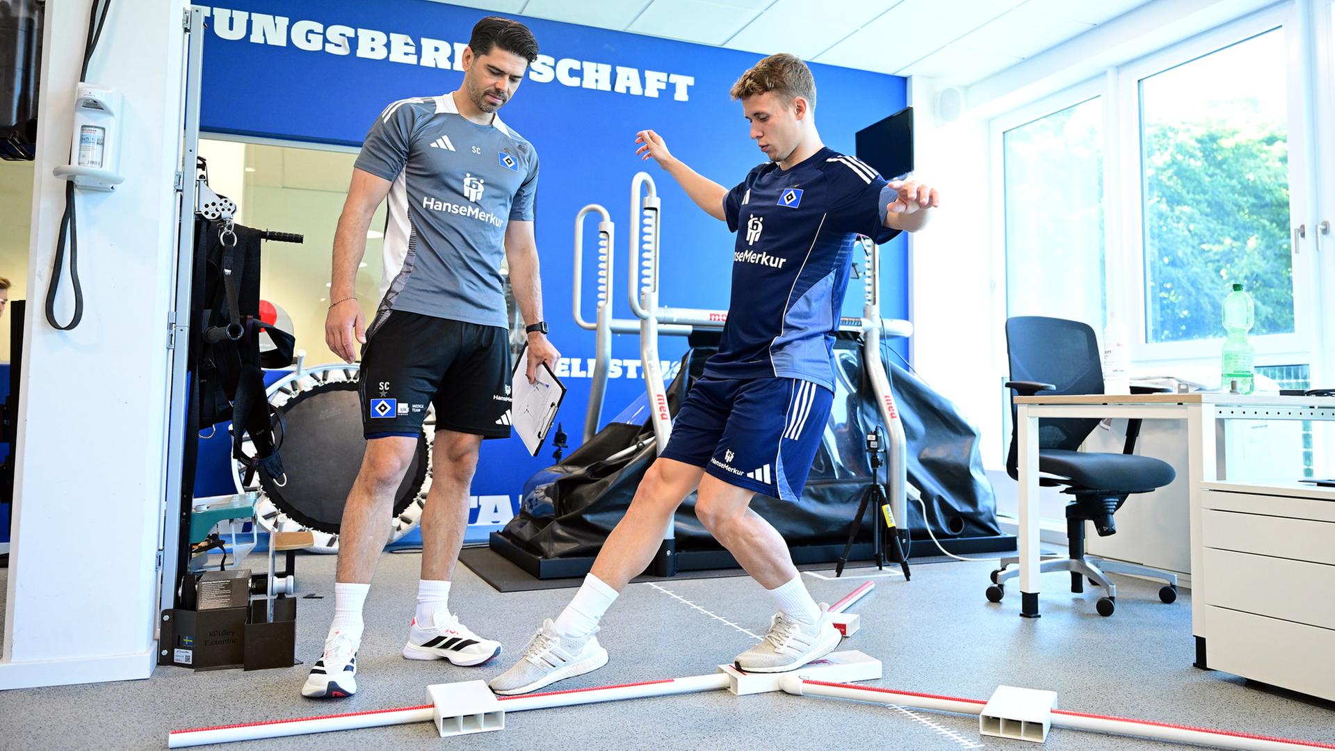 Reha-Trainer Sebastian Capel, Anssi Suhonen Hamburg, 30.06.2025, Fussball, Hamburger SV, Training, Leistungstest | WITTERS