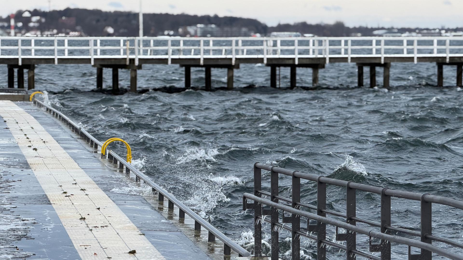 Sturm, Schnee, Eiszapfen: Bilder von „Elli“ in SH